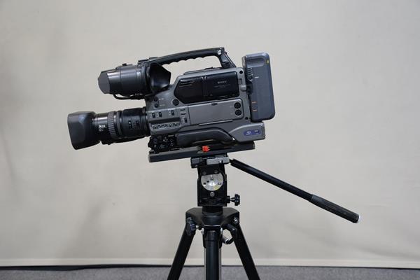 昔の放送用カメラ sony業務用ビデオカメラDVCAM DSR-250 | カメラ三脚