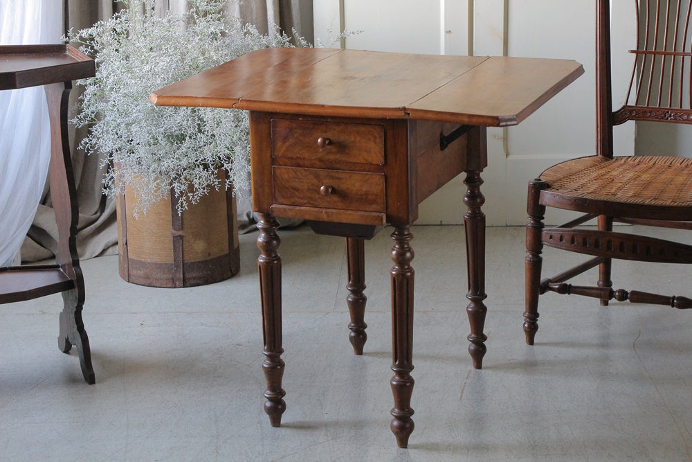 便利に使える小さなバタフライテーブル（高さ68cm） フランス