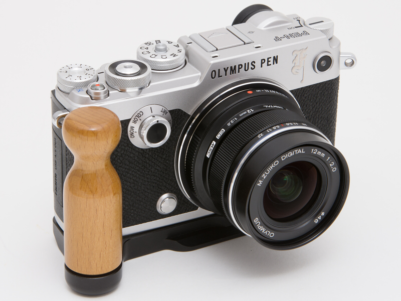 デジカメアイテム丼：丸形の木製グリップでホールド感をアップ