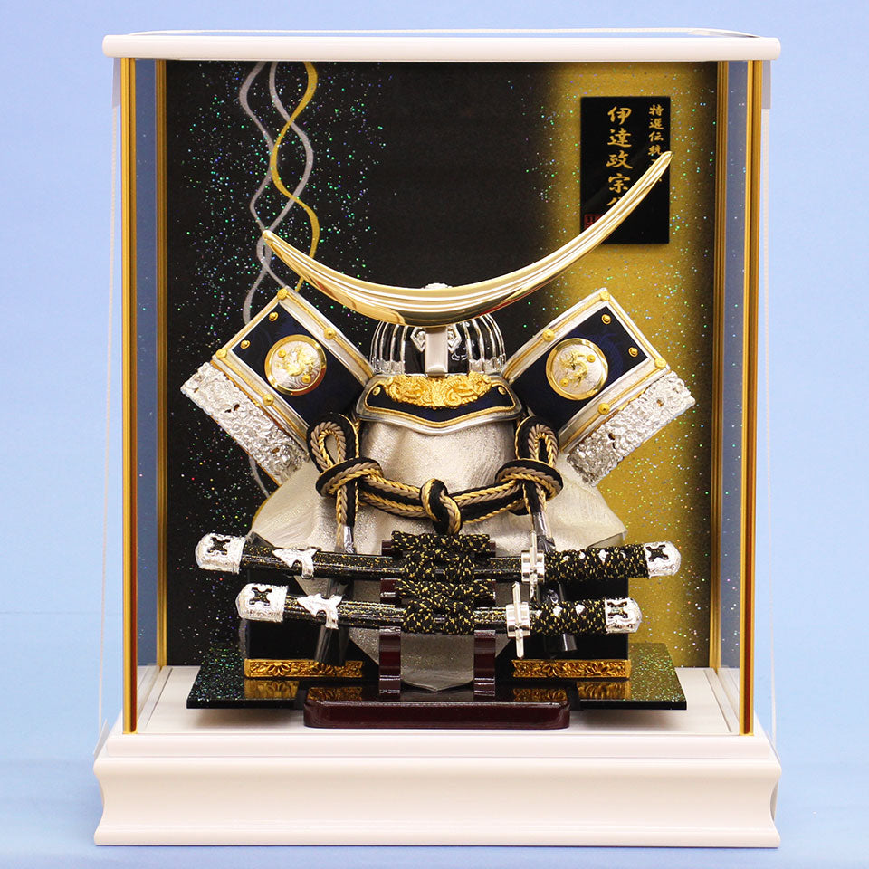 五月人形 兜ケース飾り 高さ45㎝ 伊達政宗兜 白枠 – 寿鳳人形の東芸