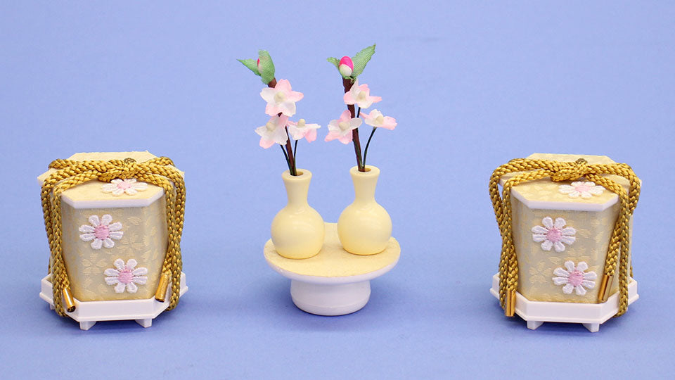 雛人形・雛道具前飾り 20号花柄桜布付きクリーム貝桶三宝 – 寿鳳人形の東芸