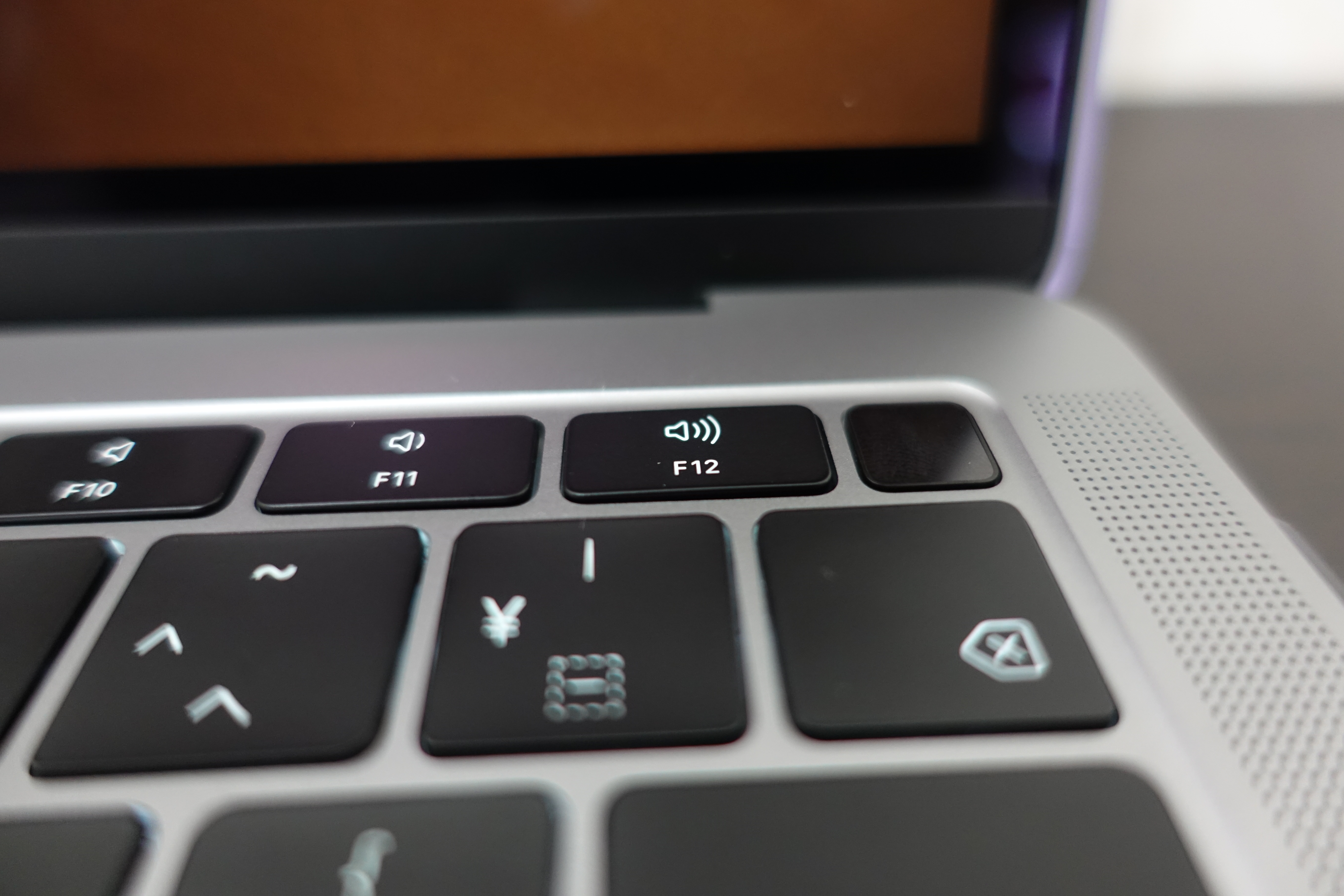 MacBook Air 2018（MRE82J/A）を実機レビュー | らくたのぶろぐ