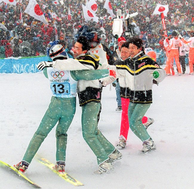 写真特集 - 長野五輪ジャンプ団体で優勝、最終ジャンパーの船木和喜