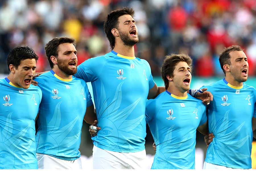 W杯名場面】ウルグアイ国歌を全力熱唱 1人のマスコットキッズが感動