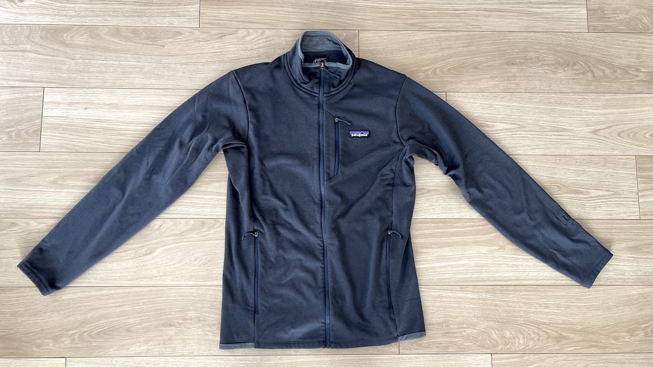 レビュー】Patagonia R1 デイリー ジャケット：極薄極暖フリース｜とも