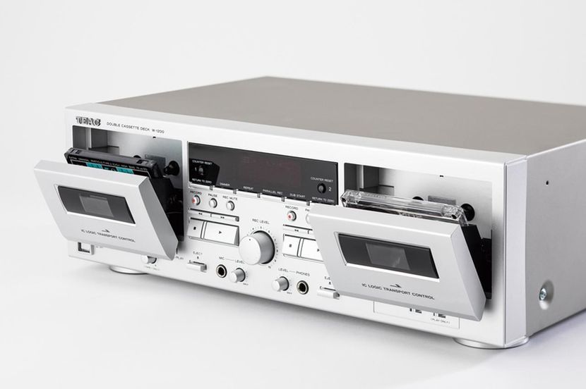 カセットテープ人気を後押し】最新機能を備えたダブルカセットデッキ