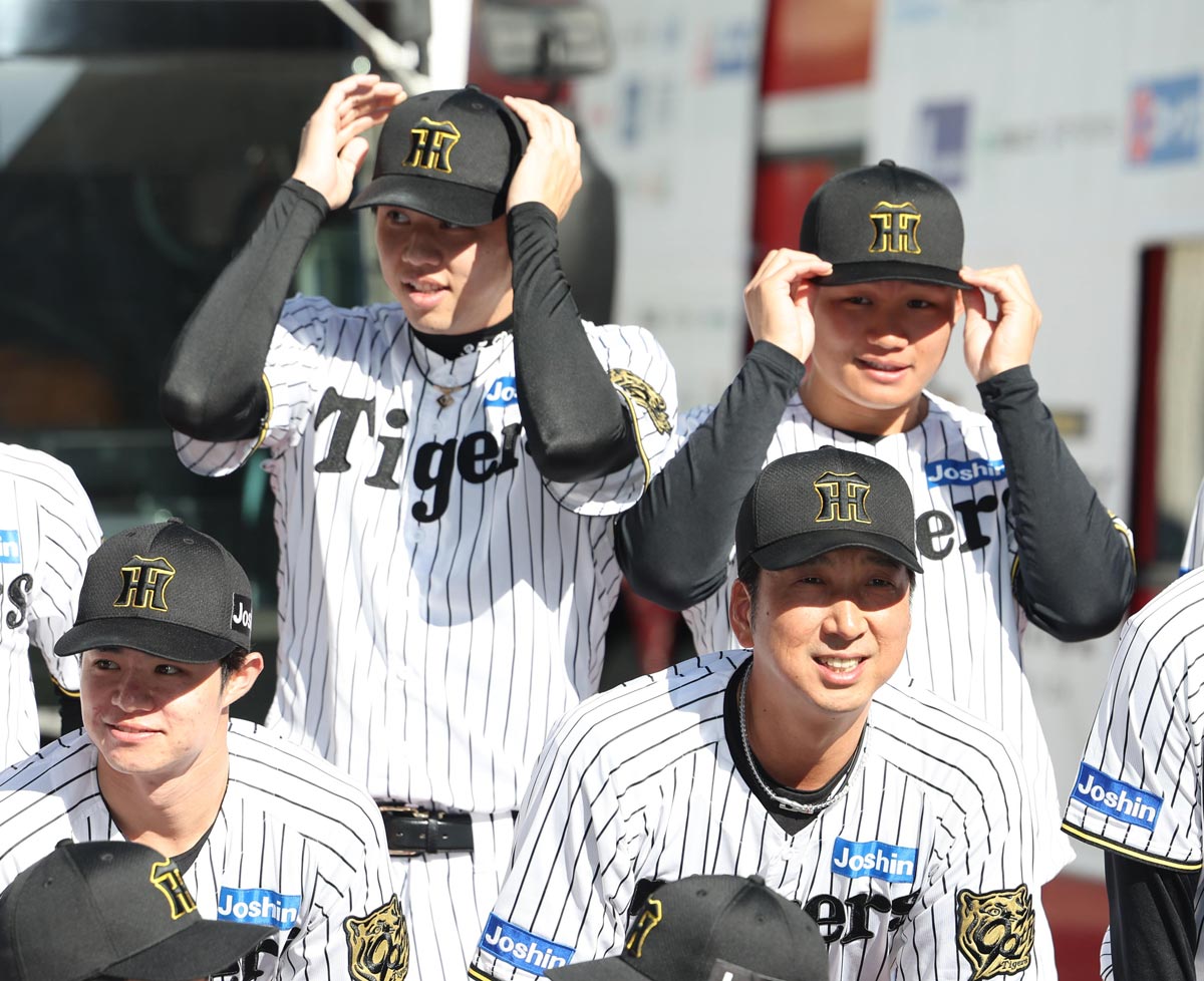 阪神】才木浩人が優勝パレードで〝157キロの投げキッス〟披露