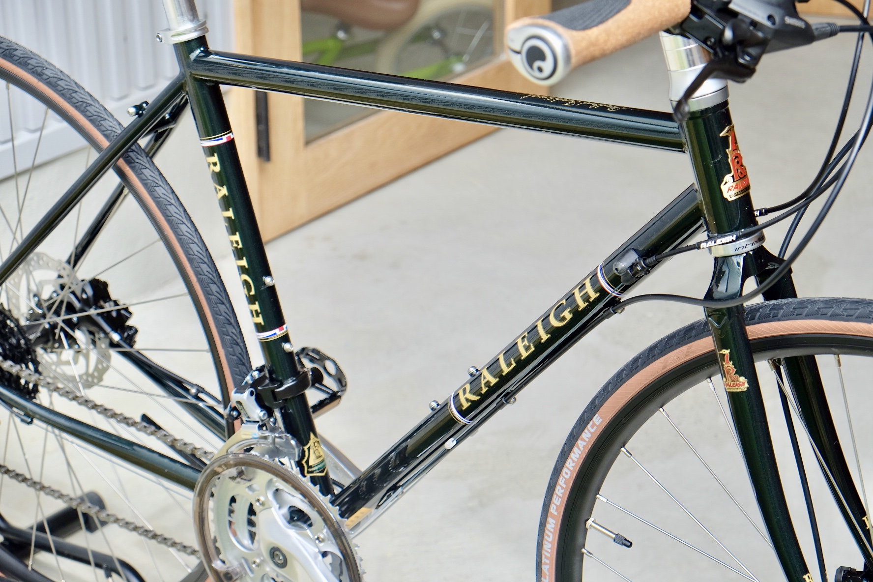 もっと足を伸ばしたくなる、クロモリフレームのクロスバイク。Raleigh