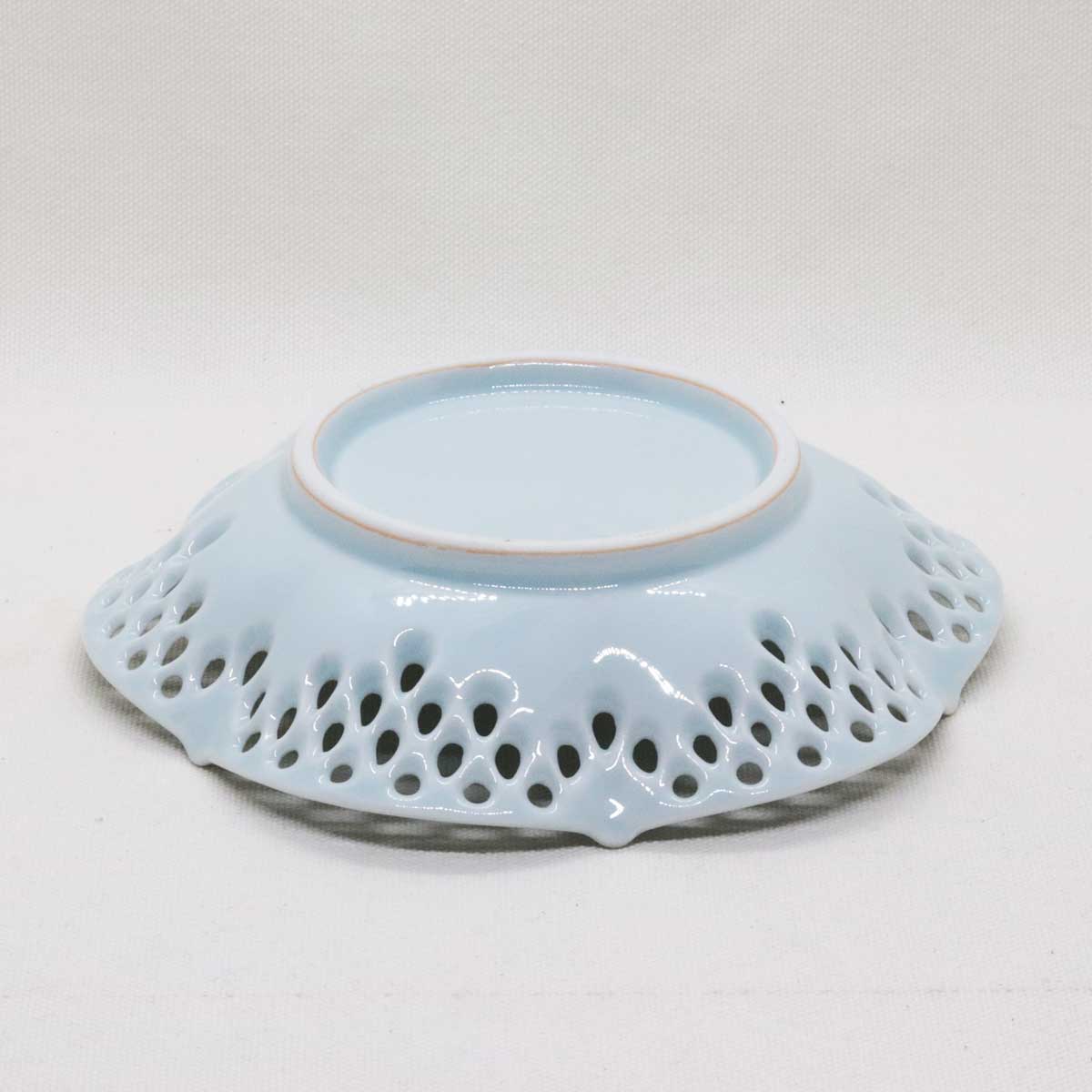 青白磁透かし彫り6寸皿