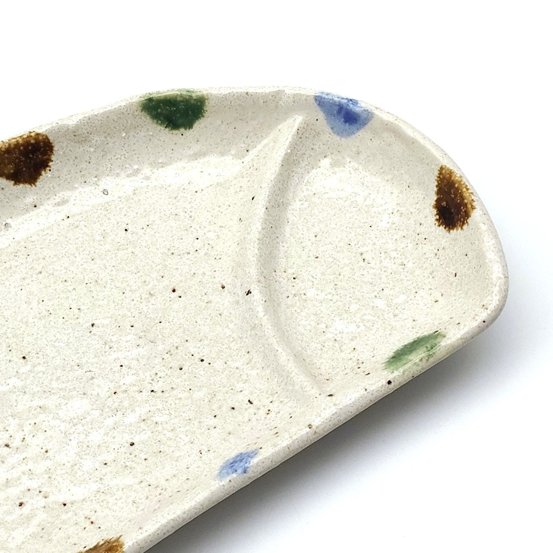 美濃焼 三彩 半月仕切皿｜淡い乳白に彩りが映える、使うほどに頼れる一枚