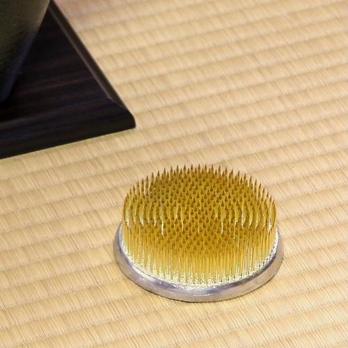 楽天市場】[メール便対応] 生け花 用 剣山 直径8.5cm M-8 花留め 華道