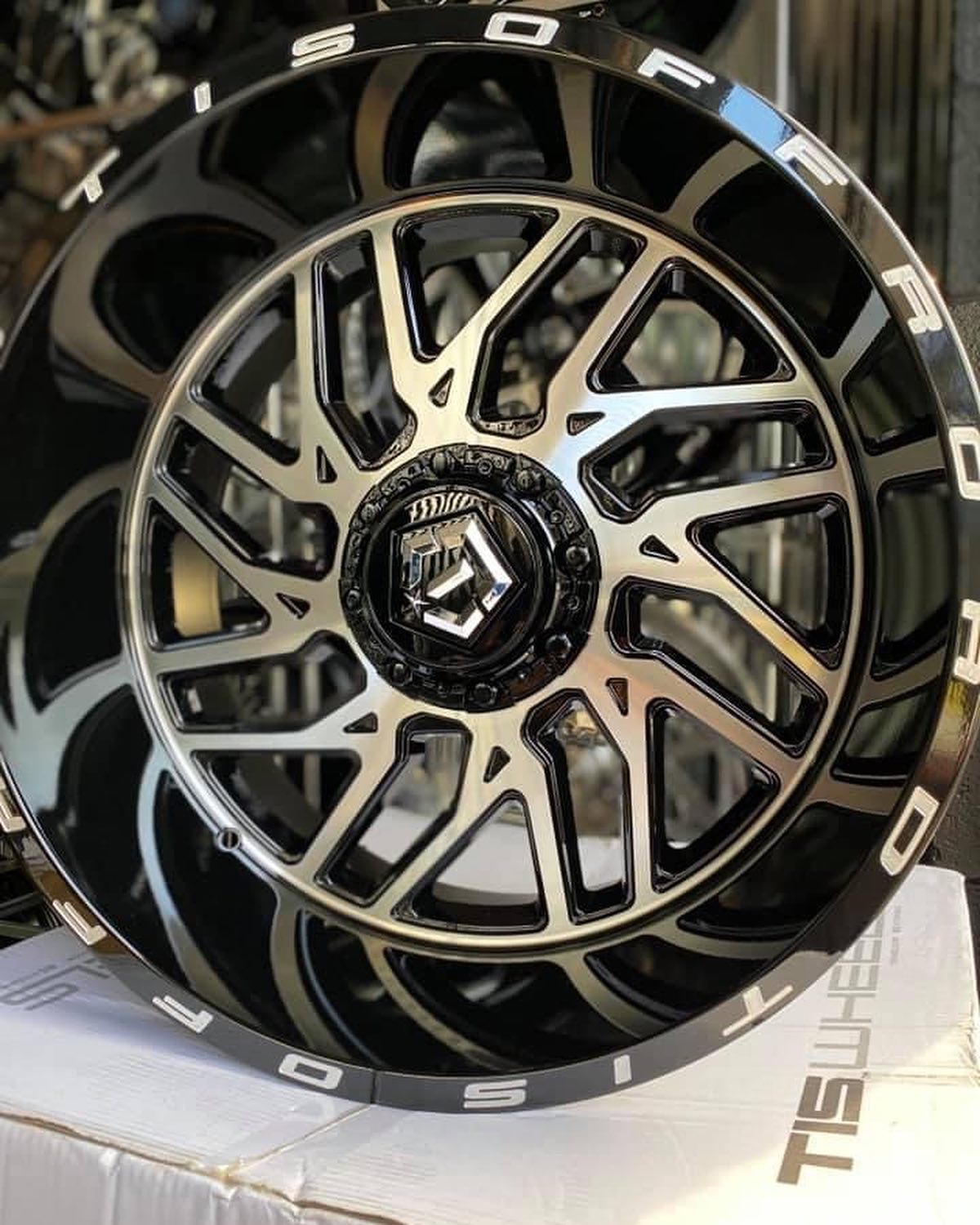 楽天市場】TIS OFFROAD 544MB グロスブラックマシンド 20インチアルミ