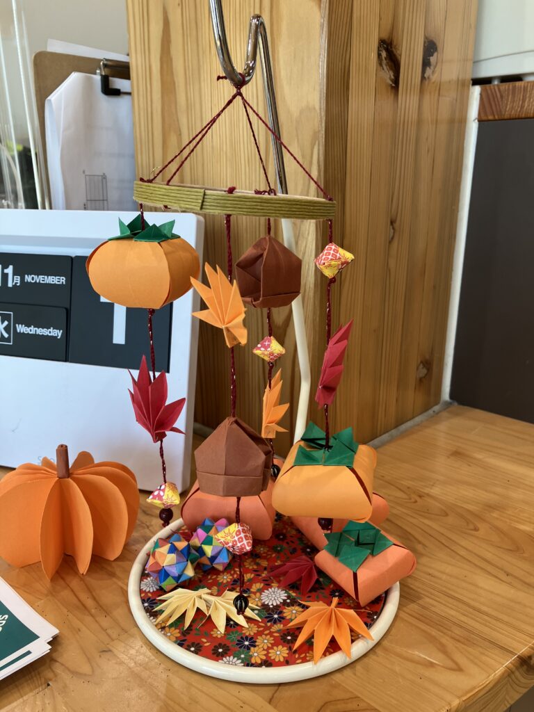 季節飾り】秋の吊るし飾り🌰 ｜ 鶴間公園【公式】｜町田市