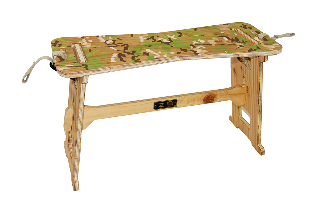 キャンプオーパーツの新作サイドテーブル。イン＆アウトに映える無垢の