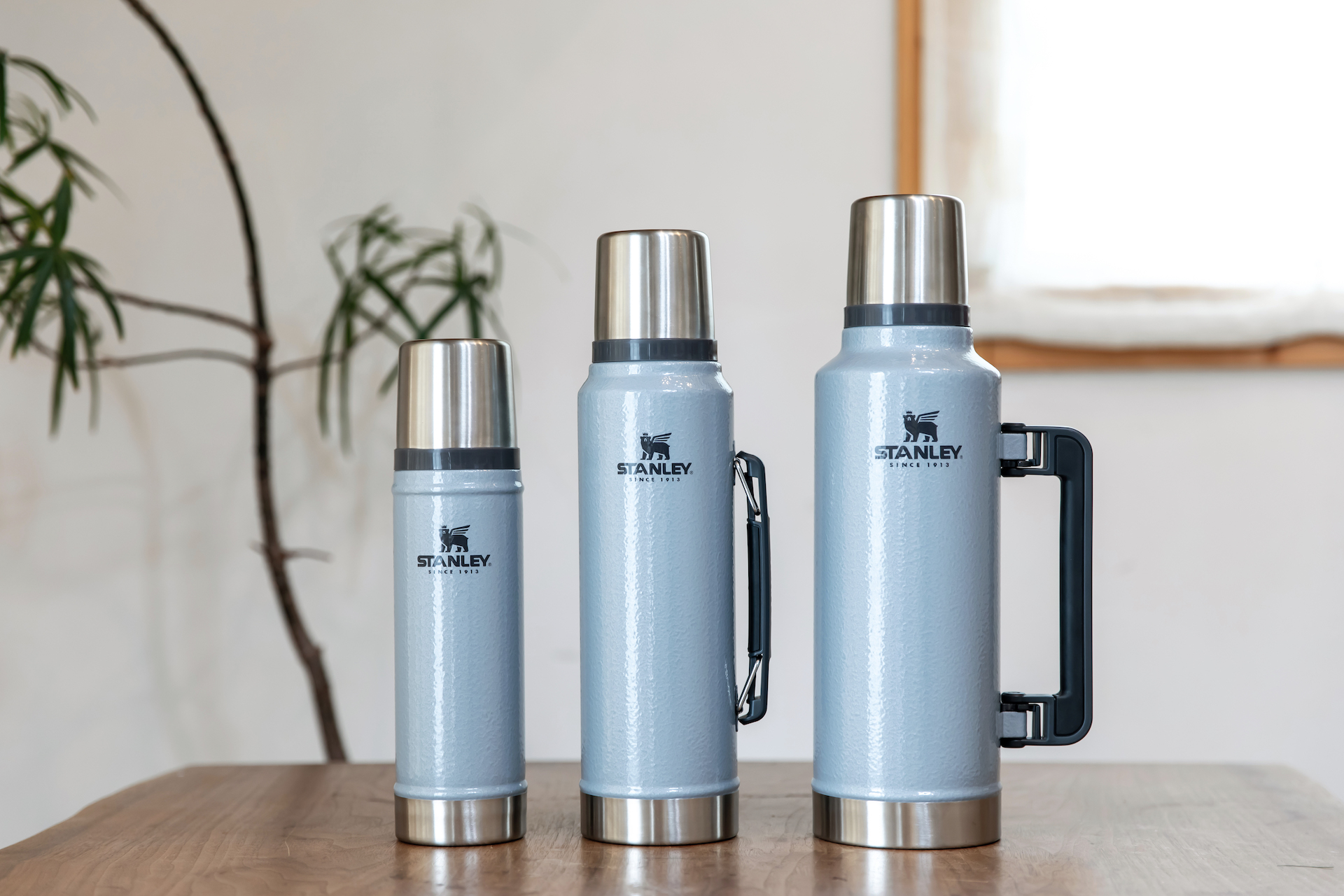 スタンレーのクラシック真空ボトルに秋空に映える3色がデビュー
