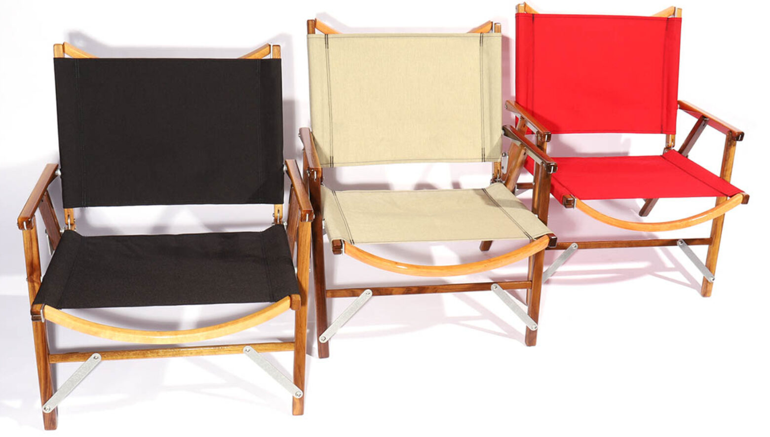 入手困難なカーミットチェアに、ブロンドカラーのウォールナットを使っ