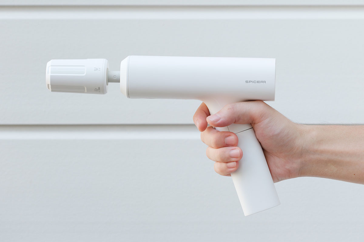 軽量・コンパクトな高圧洗浄機に、新色マットホワイトが仲間入り。新た