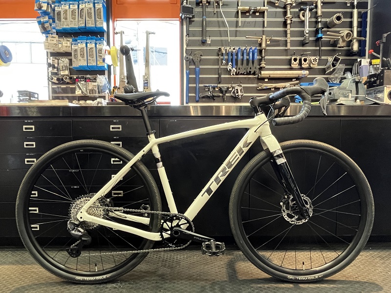 TREK CheckPoint ALR5を話題の最新パーツでグレードアップ。