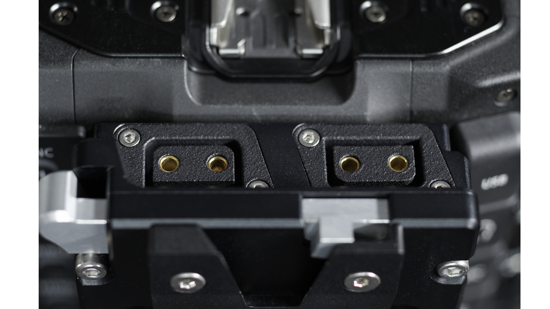 MinifabがキヤノンEOS C400用 Vマウントおよびゴールドマウント