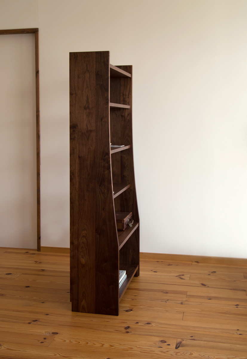 ウォールナット無垢材のオーダー本棚（オープンシェルフ） 幅90cm 高さ