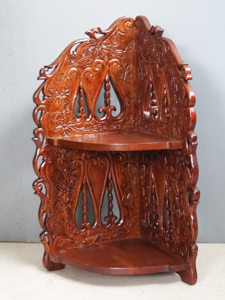 希少レア　アンティーク　木製 彫刻入り　ラック 英国のアンティーク家具、天板や棚に物が飾れる木製のマガジンラック(j