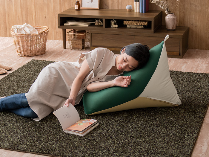 三角ビーズクッション 座れる軽量ミニサイズ おしゃれ tetrad | 家具