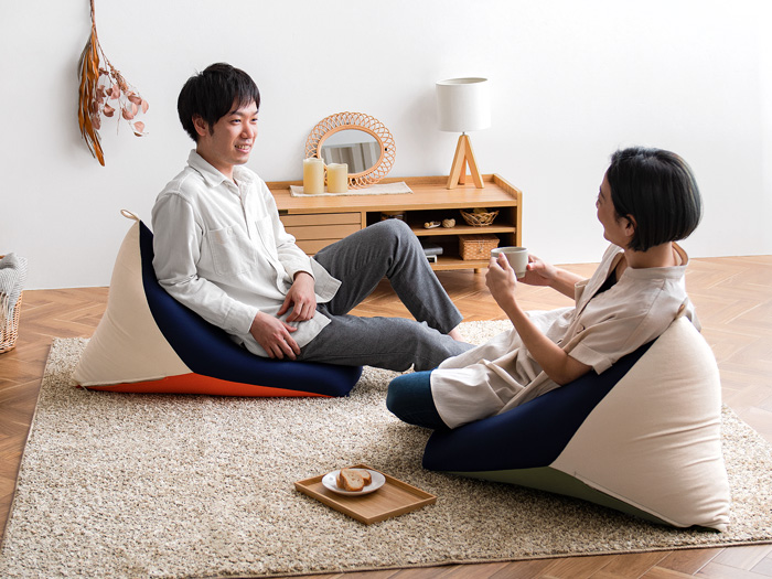 三角ビーズクッション 座れる軽量ミニサイズ おしゃれ tetrad | 家具