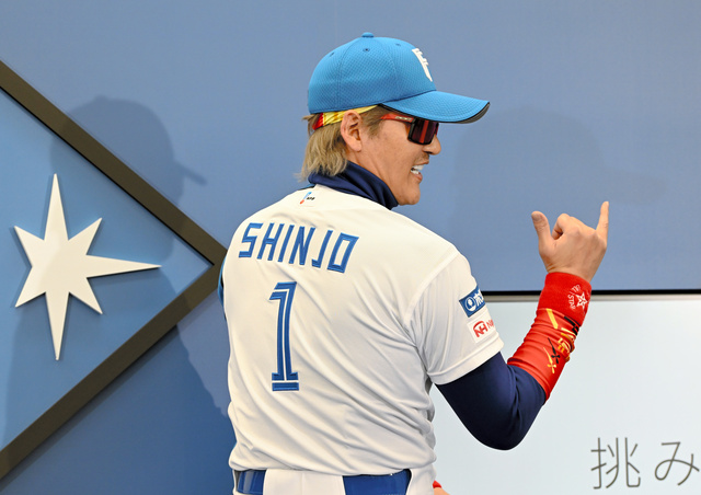 BIG BOSS新庄監督が新ユニホーム披露 日ハム11年ぶり刷新 [北海道