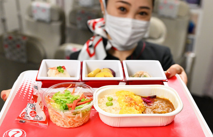 JAL、紙容器で機内食廃プラ削減 メニューは若手シェフ考案