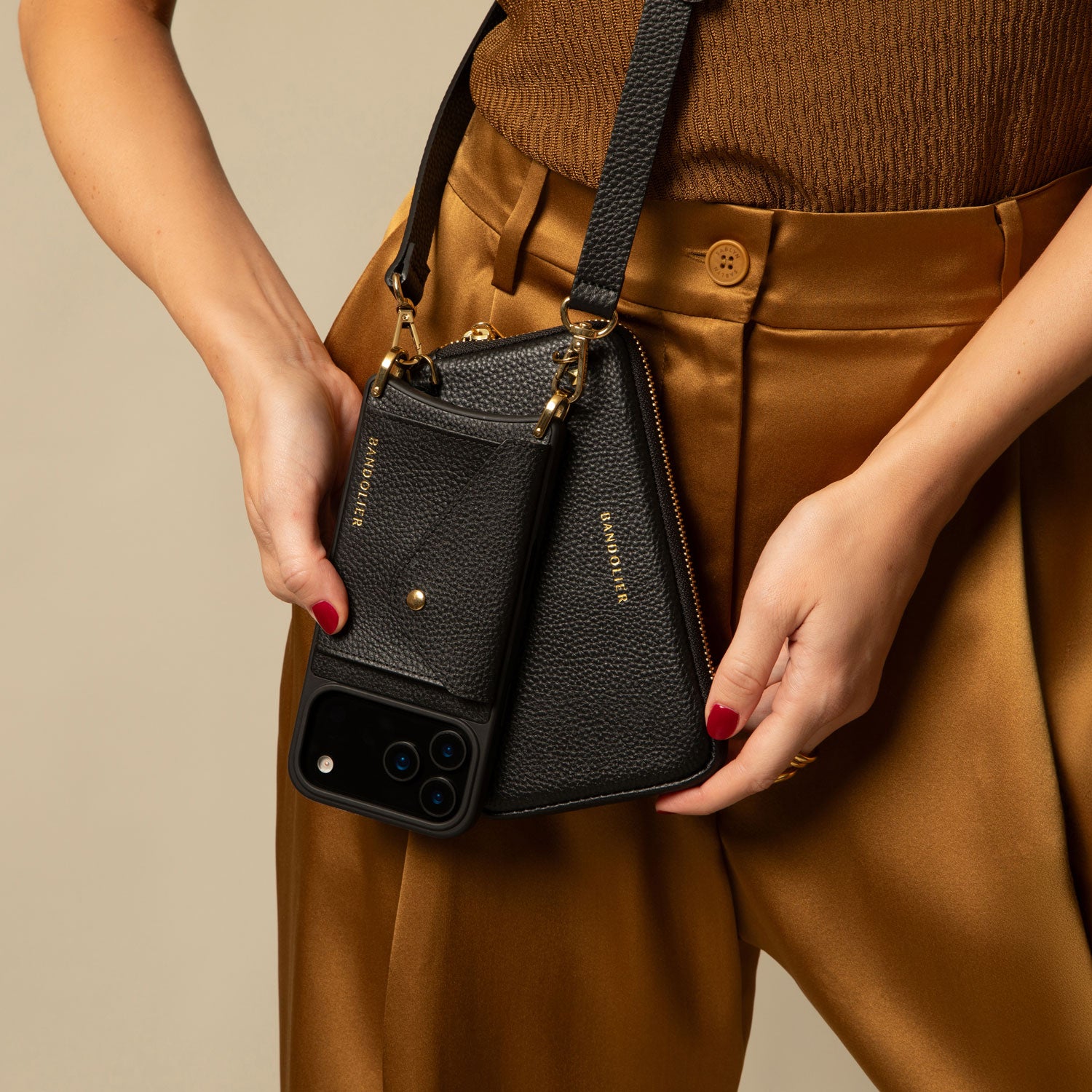 Pebble Leather Expanded Pouch Black/Gold – Bandolier