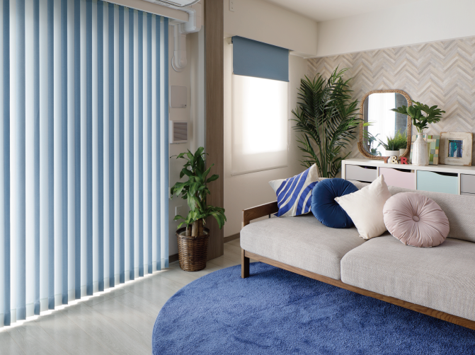 おしゃれなリゾートインテリア ブルーのロールスクリーン＆バーチカル