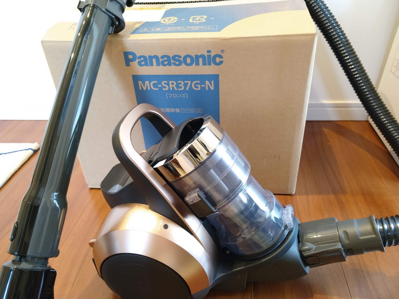 軽量コンパクトでフィルターレスなパナソニックのサイクロン掃除機『MC