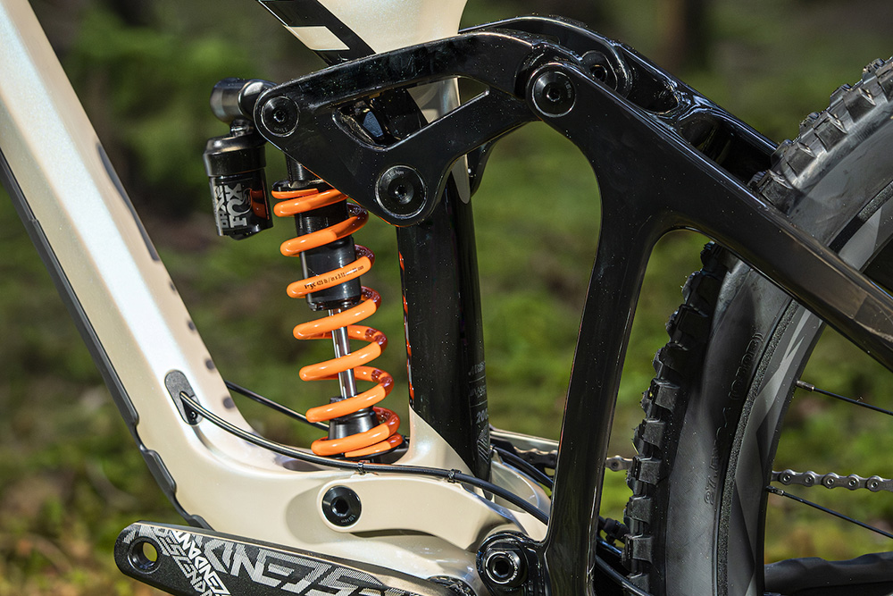 2024 新型「GLORY ADVANCED」を発表 - News