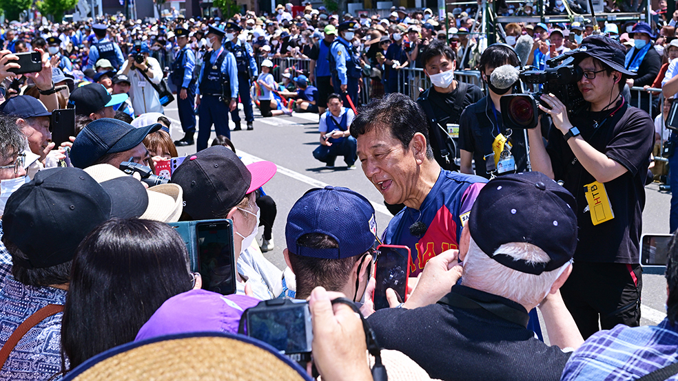 侍ジャパン栗山前監督 栗山町で手作りWBC優勝パレード「（町は）本当に