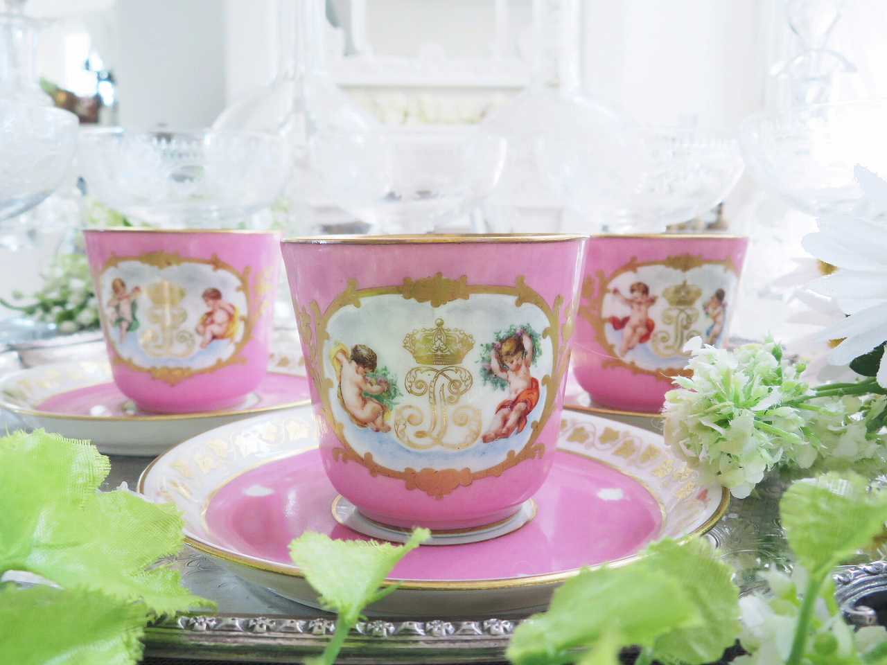 パリ窯 ポンパドールピンク 天使のカップ＆ソーサー（B) - 薔薇と天使