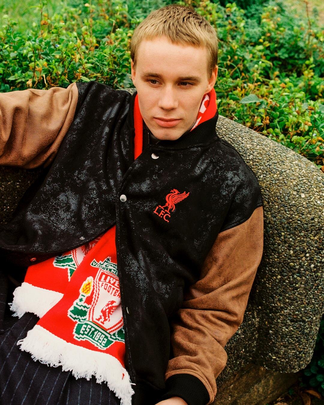 リバプール FC限定アイテムが東京・表参道で、チームロゴ入りニットや