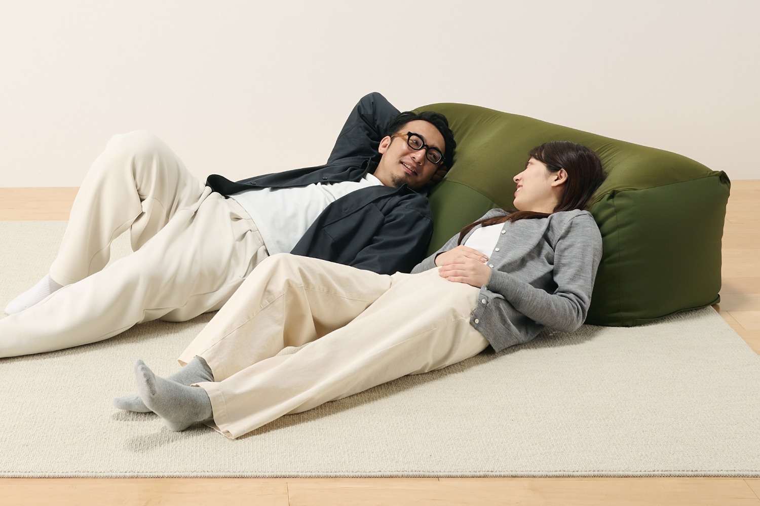 無印良品「体にフィットするソファ」に新作“長方形”タイプ、縦or横置き