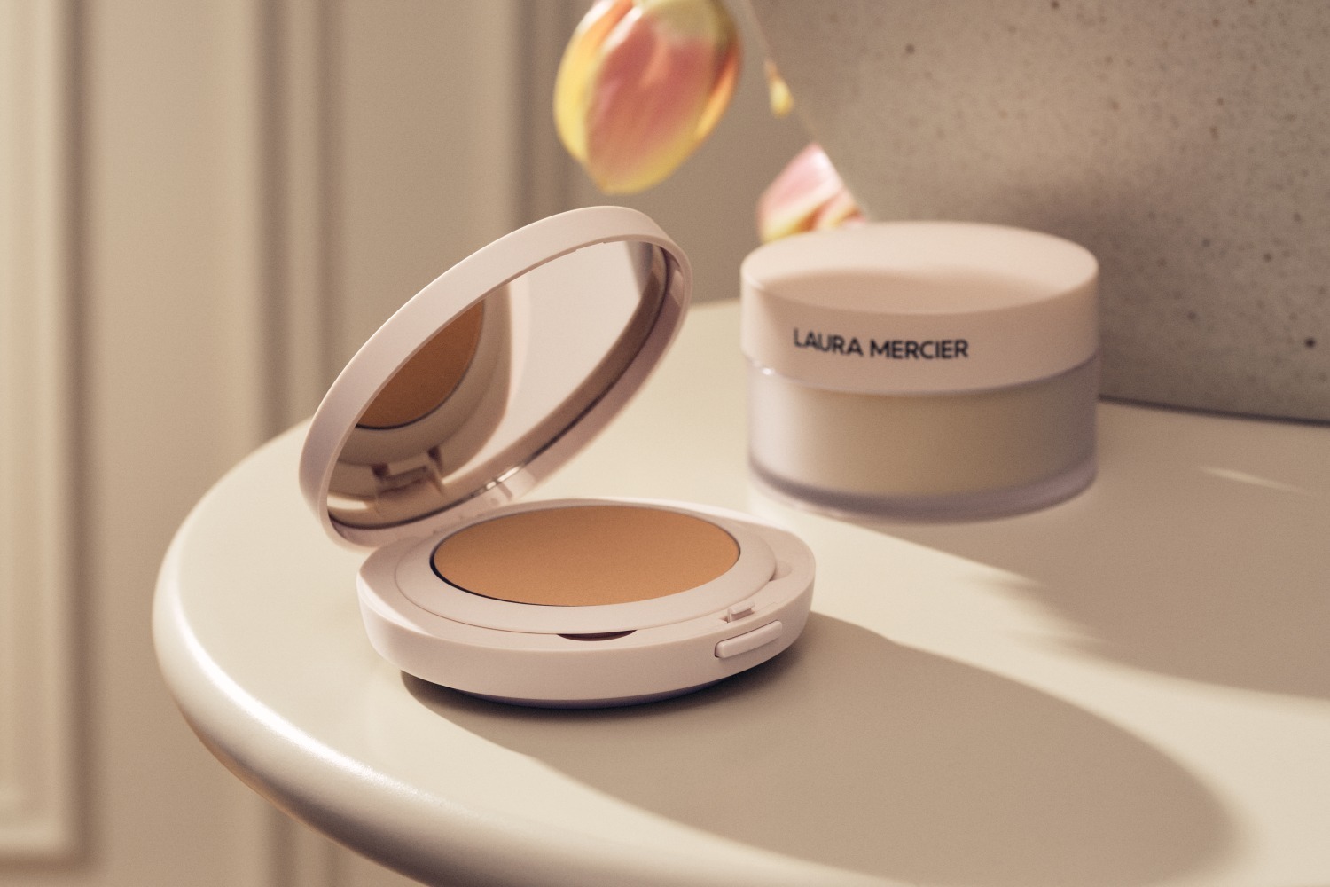 ローラ メルシエ24年夏ベースメイク、“うるさら肌”叶える最高峰ルース