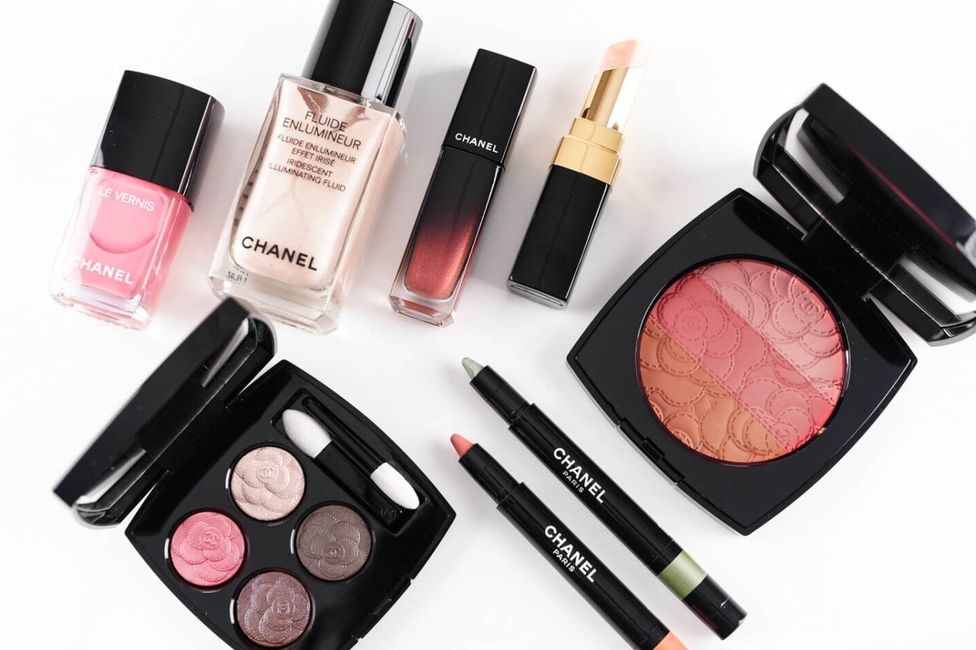 シャネル2025年春コスメ「カメリア」モチーフの4色アイシャドウ