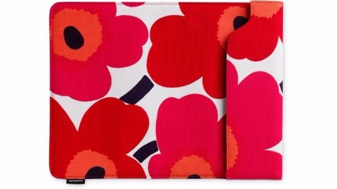 マリメッコ×マイクロソフト サーフェスのデバイスケース、菜園柄タイプ