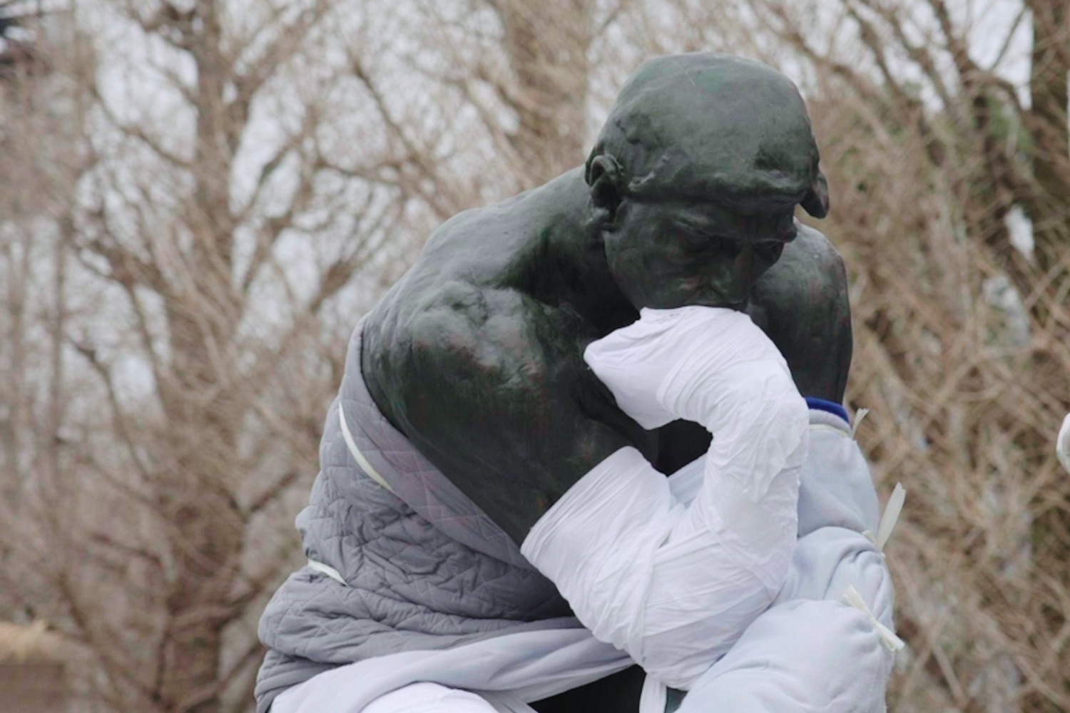 映画『美術館を手玉にとった男』逮捕されないニセ作画家を追った衝撃の
