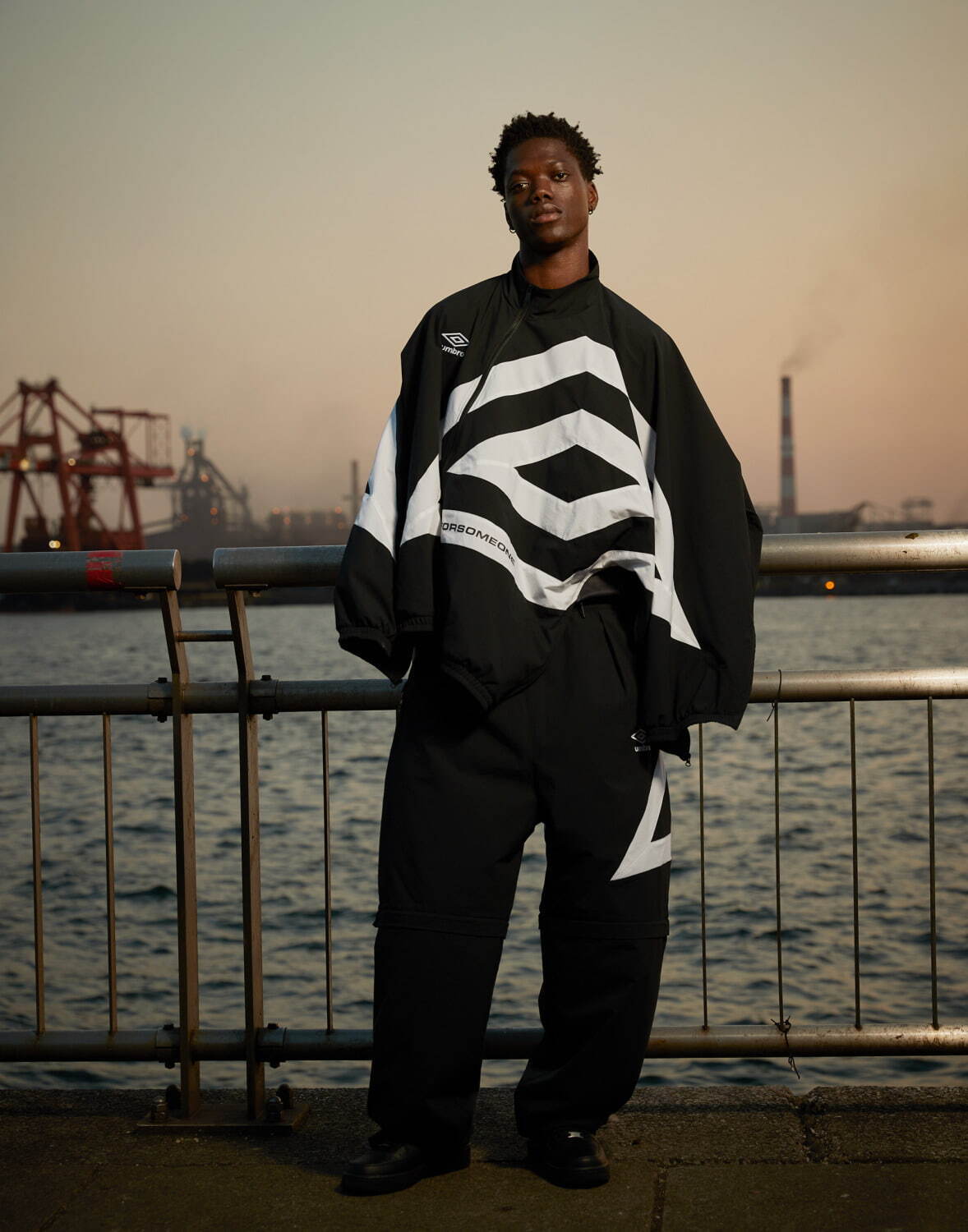 アンブロ×フォーサムワン、90年代ロゴを配したトラックセットアップや