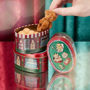 小説から生まれた「魔法のお菓子缶」“小さなクマのぬいぐるみ＆3D映像