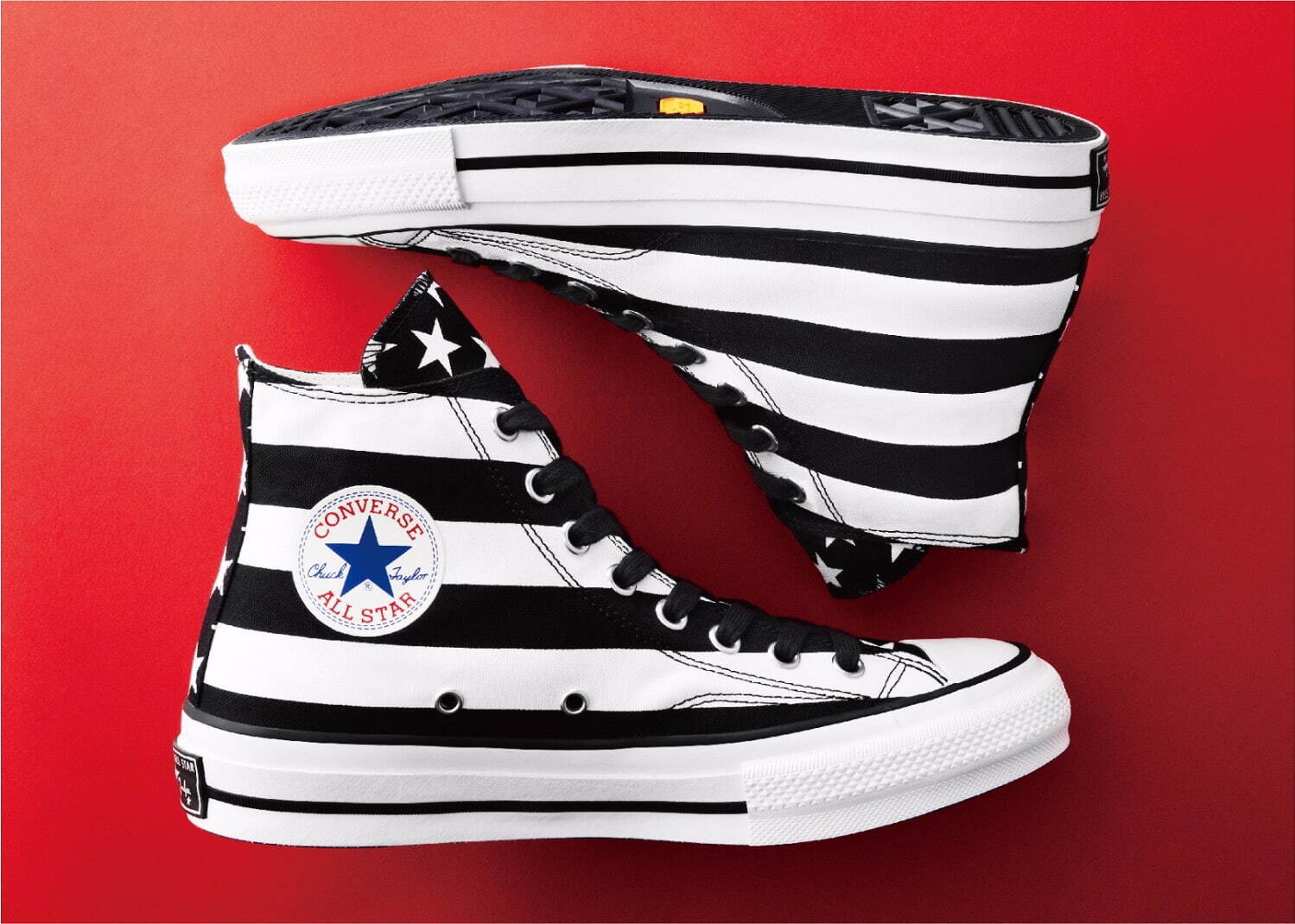 コンバース アディクト“モノトーンの星条旗柄”スニーカー、大胆な星柄