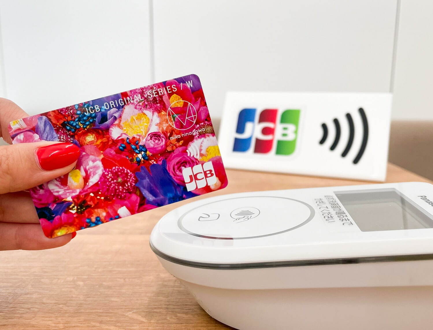 タッチ決済できる「JCB カード W plus L」にM / mika ninagawaデザイン