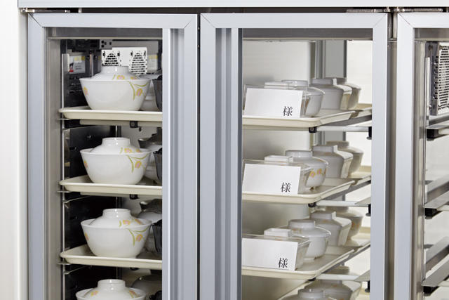 冷温蔵配膳車｜シンプルなデザインで運搬性や清掃性にも優れています