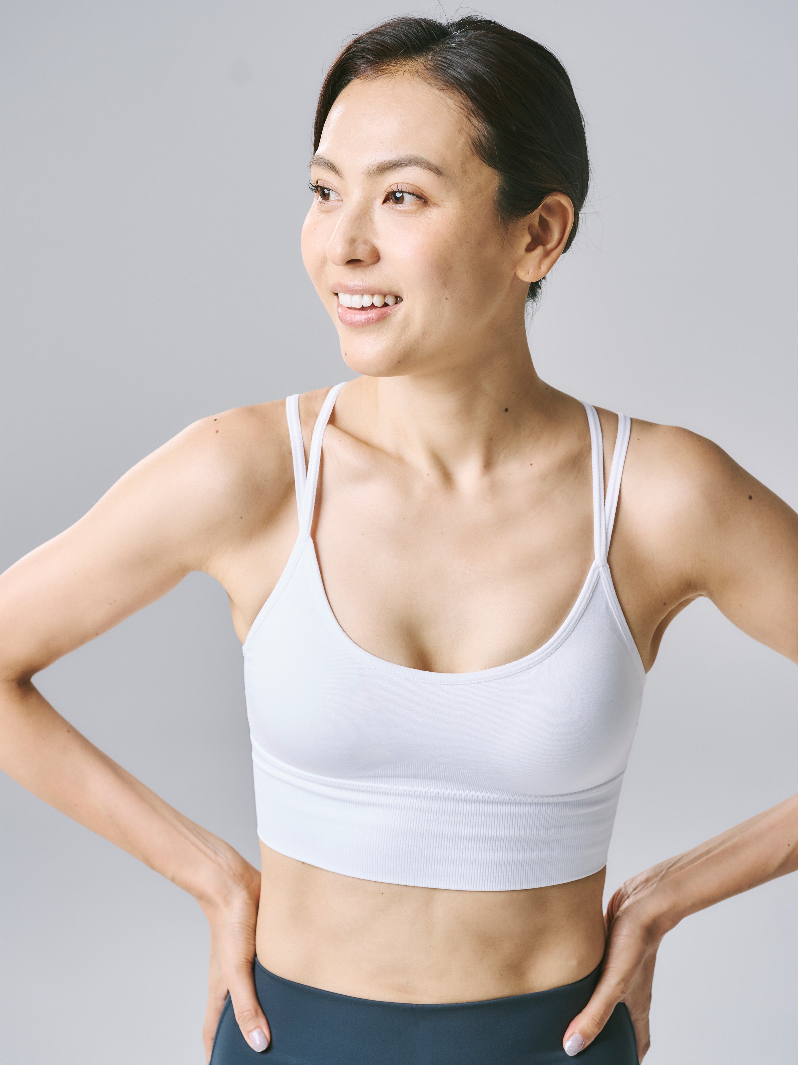 ルエラ シームレス ヨガ ブラトップ ホワイト｜ クロス ストラップ