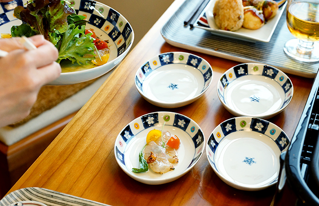 有田焼 皓洋窯 「染錦市松小花楕円皿（小）」 食卓を彩り、心に花を