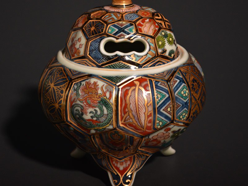 献上手古伊万里焼】大香炉 染錦本金亀甲彫吉祥尽くし