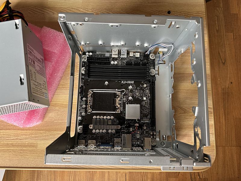 ASRock DeskMeet B660 – 趣味の部屋